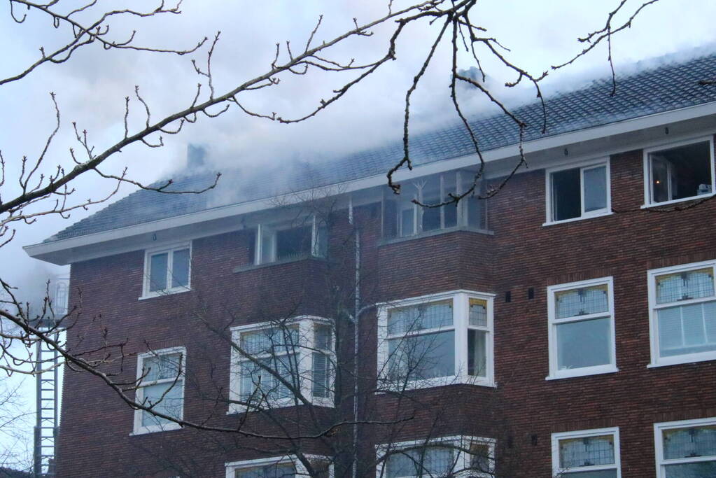 Moeilijk bereikbare brand in dak