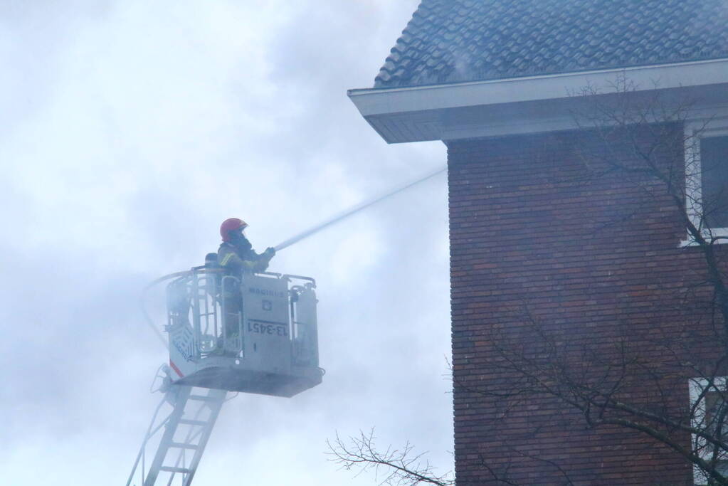 Moeilijk bereikbare brand in dak