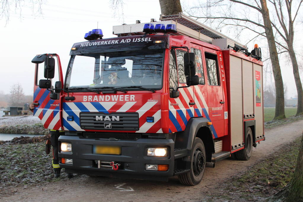 Duikers halen man en hond van ijs
