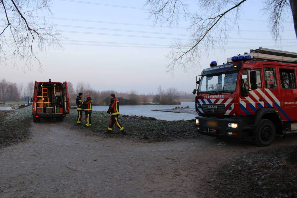 Duikers halen man en hond van ijs