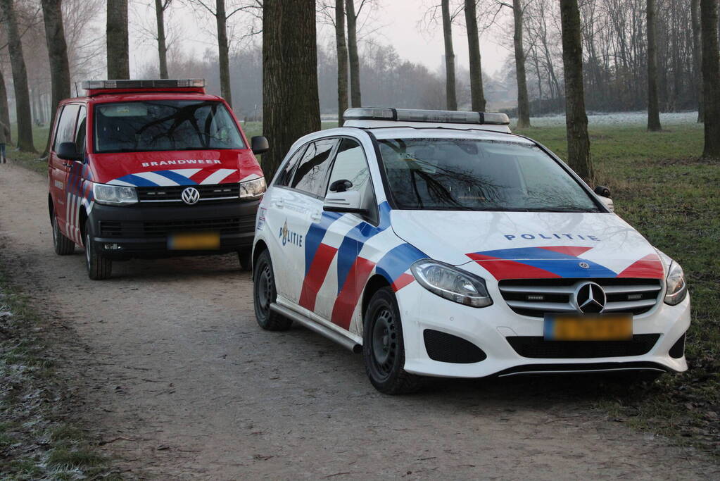 Duikers halen man en hond van ijs