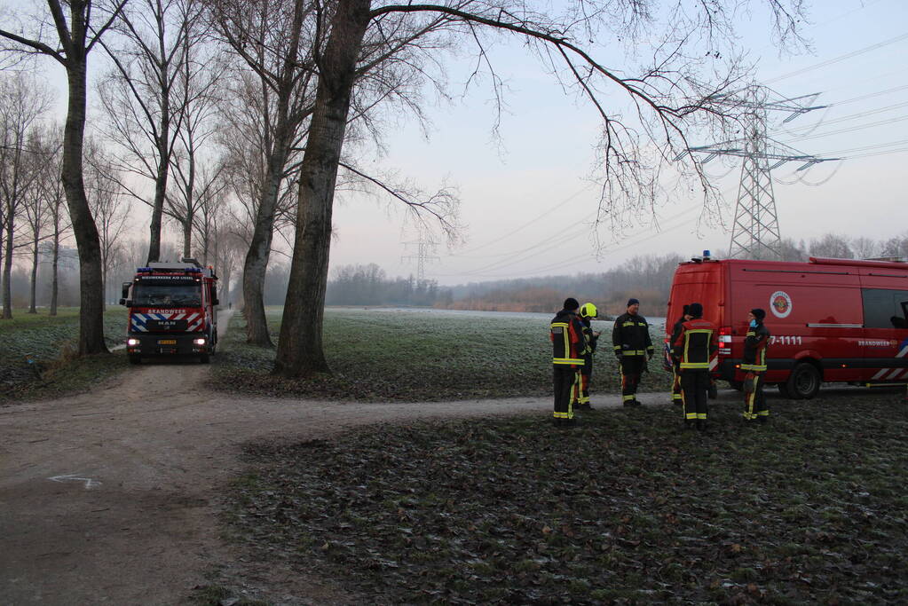 Duikers halen man en hond van ijs
