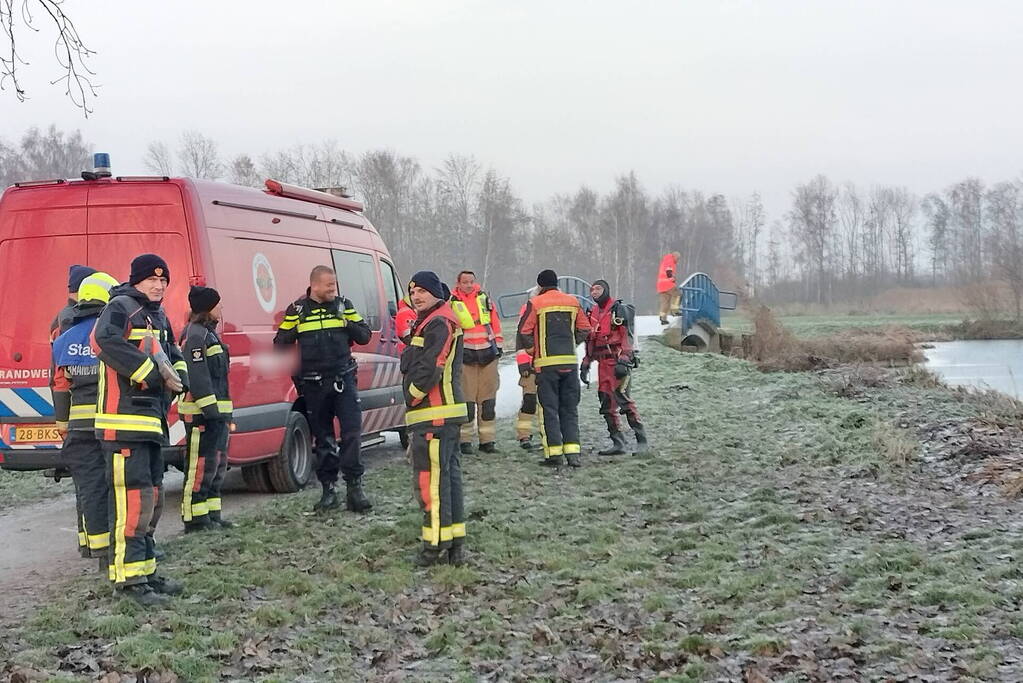 Duikers halen man en hond van ijs