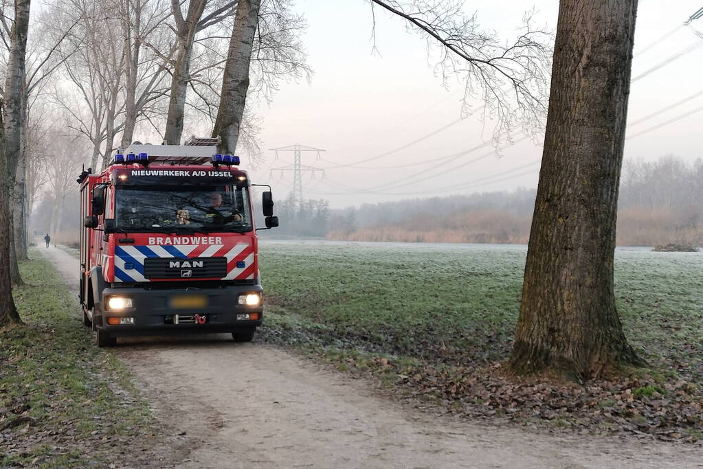 Duikers halen man en hond van ijs