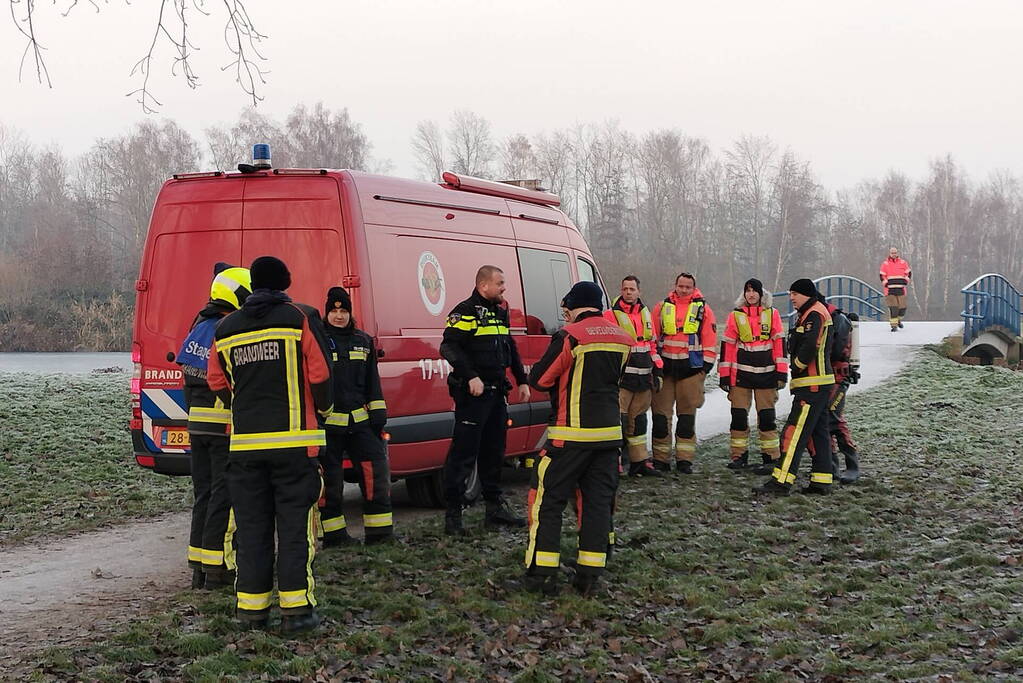 Duikers halen man en hond van ijs