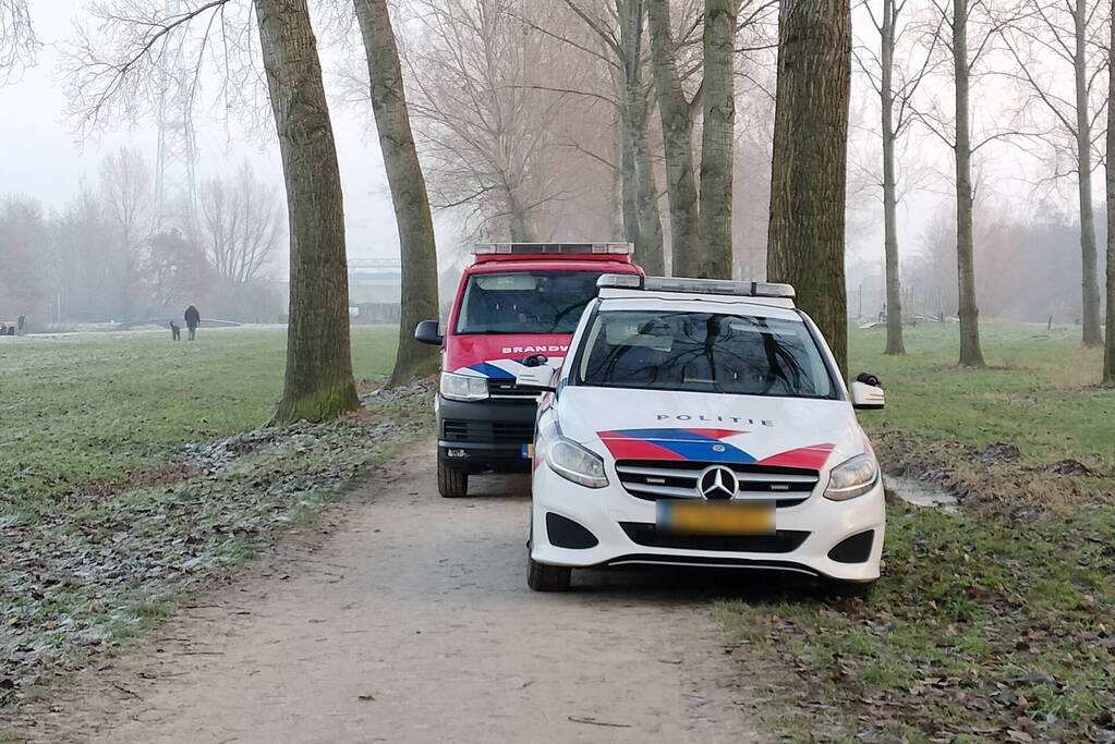 Duikers halen man en hond van ijs