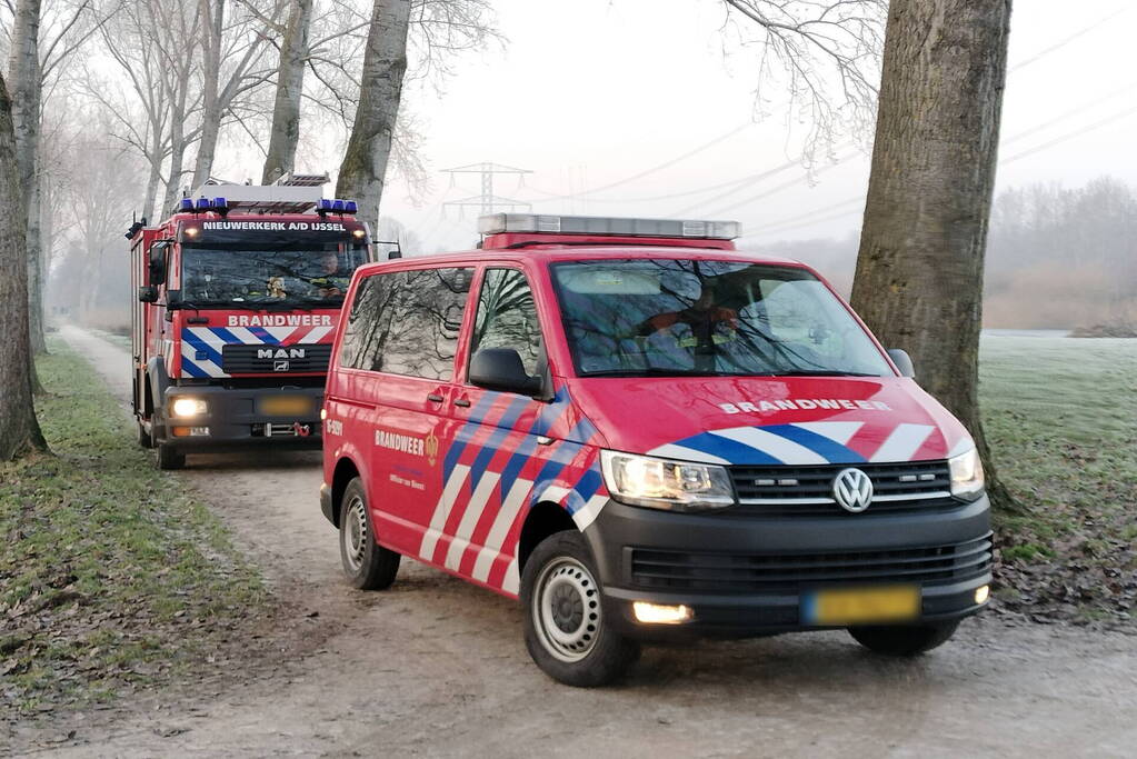 Duikers halen man en hond van ijs