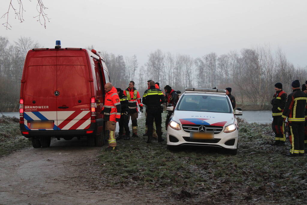 Duikers halen man en hond van ijs