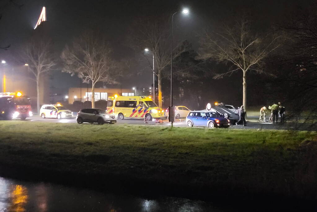 Auto belandt op kop na ongeval