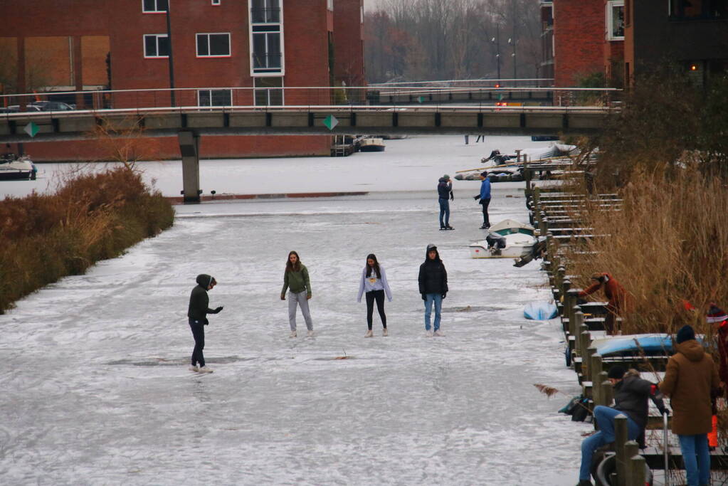 Schaatsliefhebbers pakken nog snel hun kans
