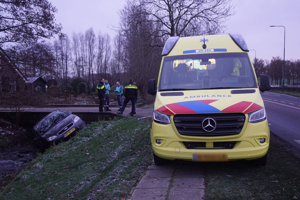 Automobilist belandt in sloot bij eenzijdig ongeval