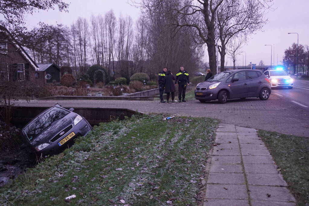 Automobilist belandt in sloot bij eenzijdig ongeval