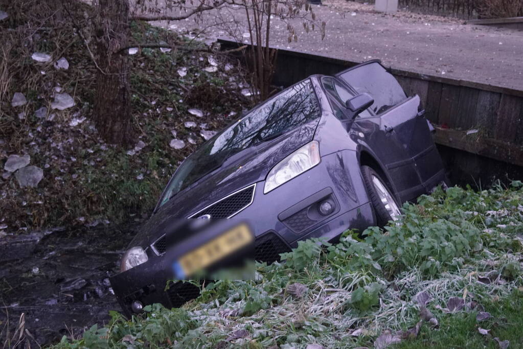 Automobilist belandt in sloot bij eenzijdig ongeval