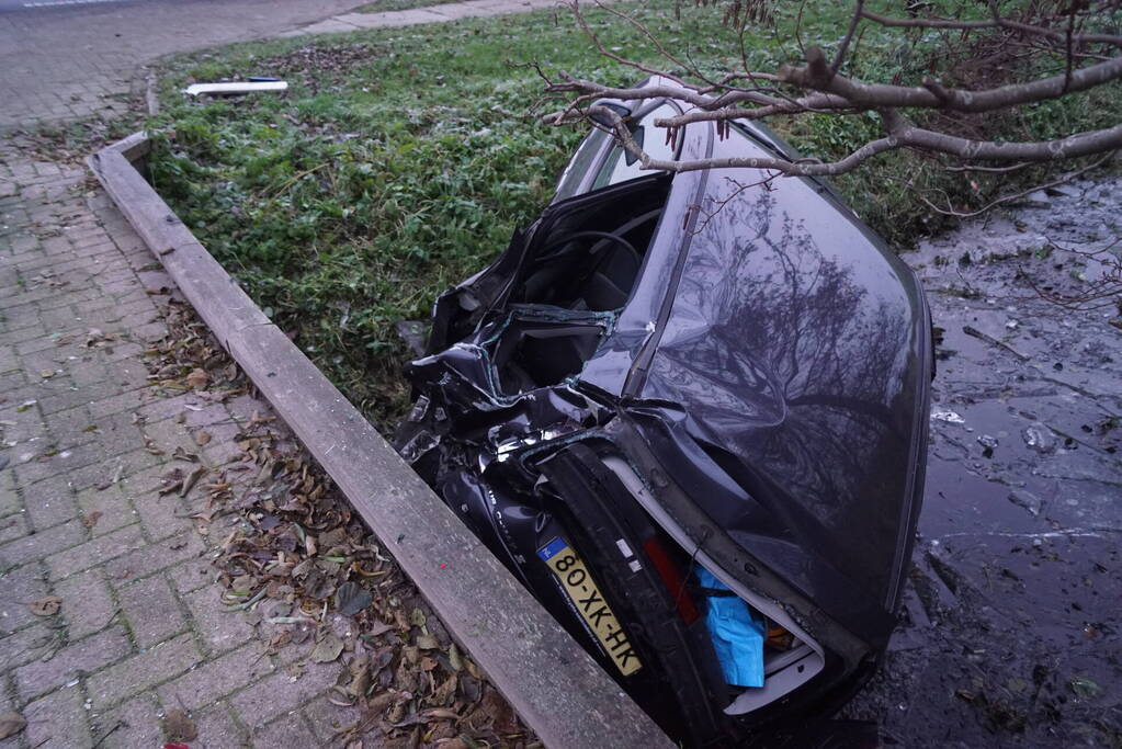 Automobilist belandt in sloot bij eenzijdig ongeval