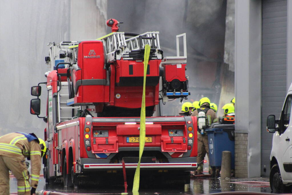Zeer grote brand in bedrijfspand
