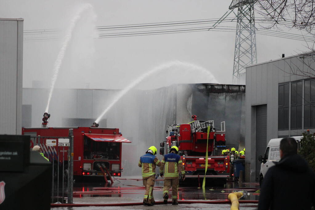 Zeer grote brand in bedrijfspand