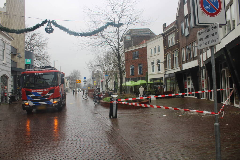 Scherpe delen vallen van gevel