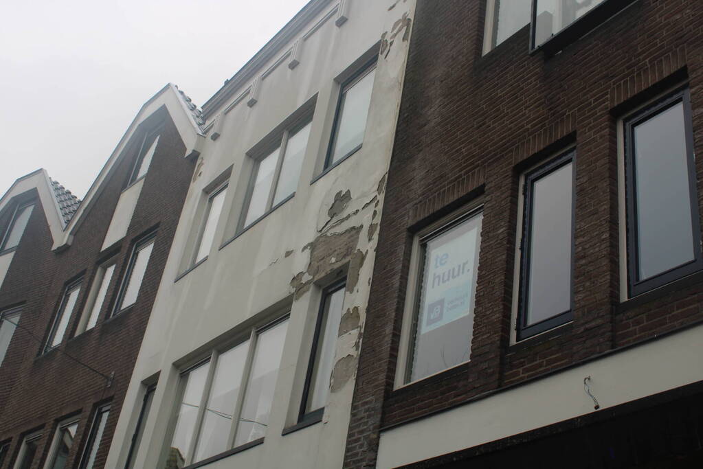 Scherpe delen vallen van gevel