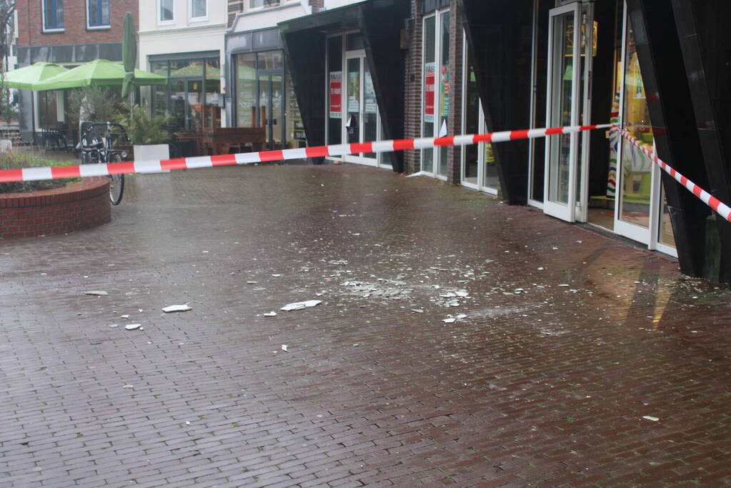 Scherpe delen vallen van gevel