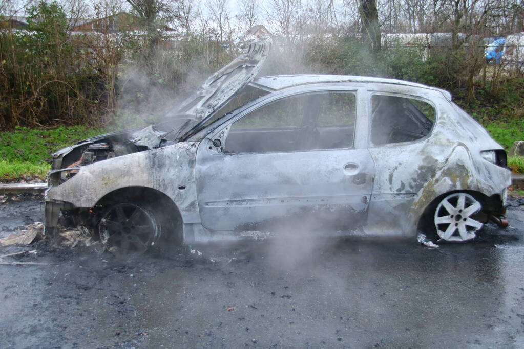 Auto verwoest door brand