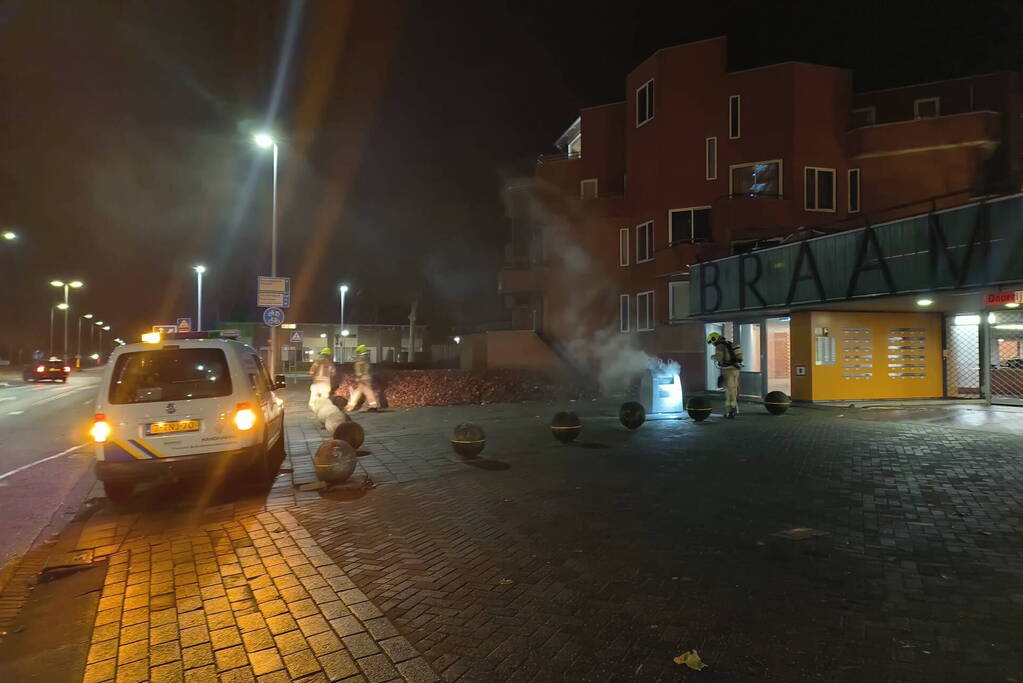 Brandweer blust brand in ondergrondse container