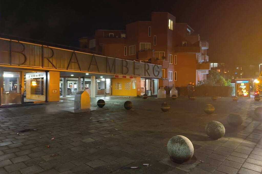 Brandweer blust brand in ondergrondse container