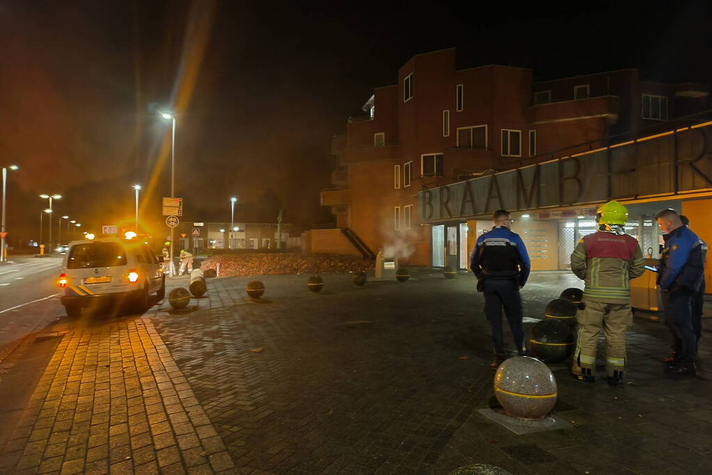 Brandweer blust brand in ondergrondse container