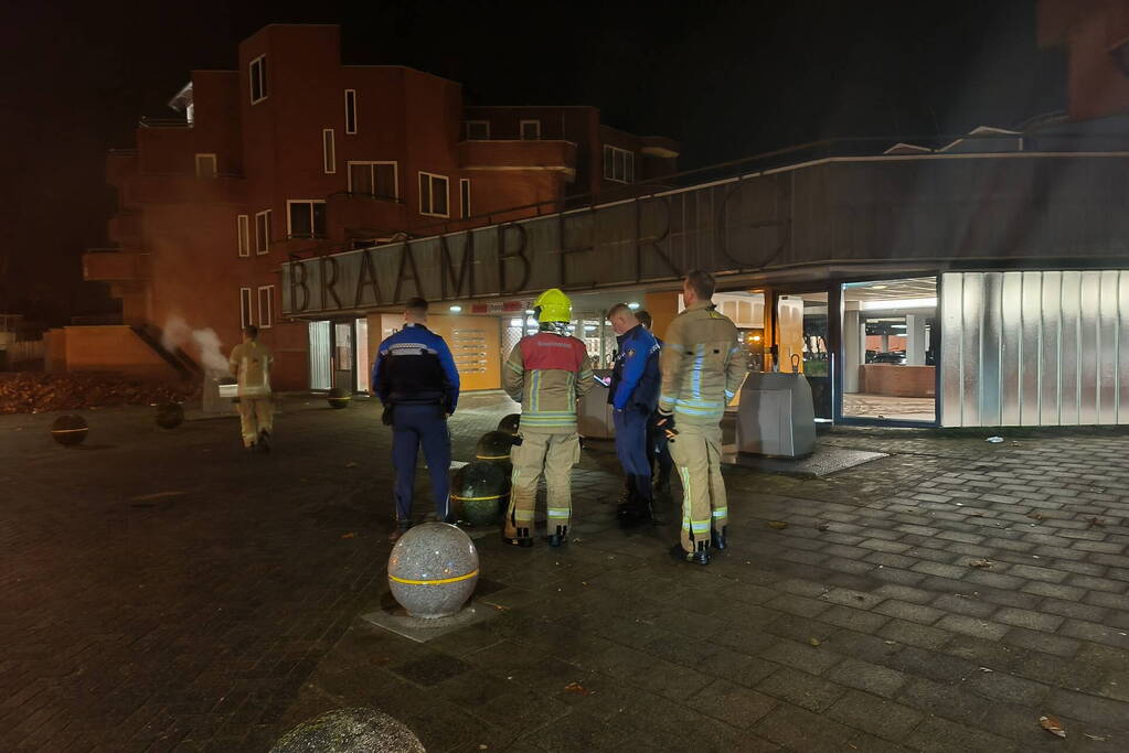 Brandweer blust brand in ondergrondse container