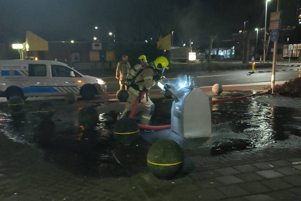 Brandweer blust brand in ondergrondse container