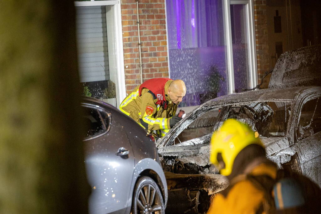 Drie personenwagens beschadigd door brand