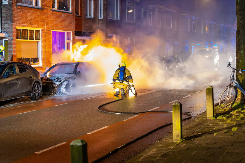 Drie personenwagens beschadigd door brand