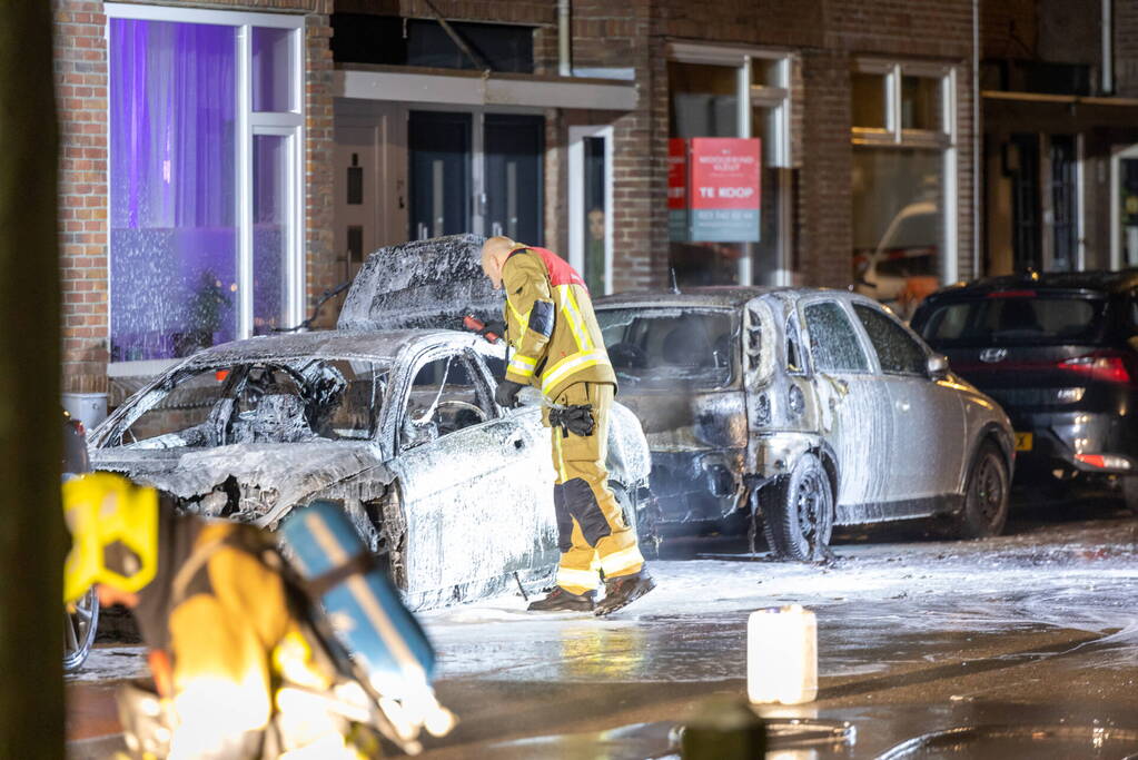 Drie personenwagens beschadigd door brand