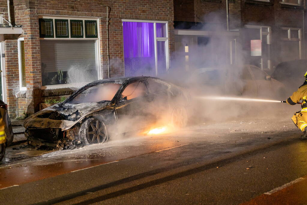 Drie personenwagens beschadigd door brand