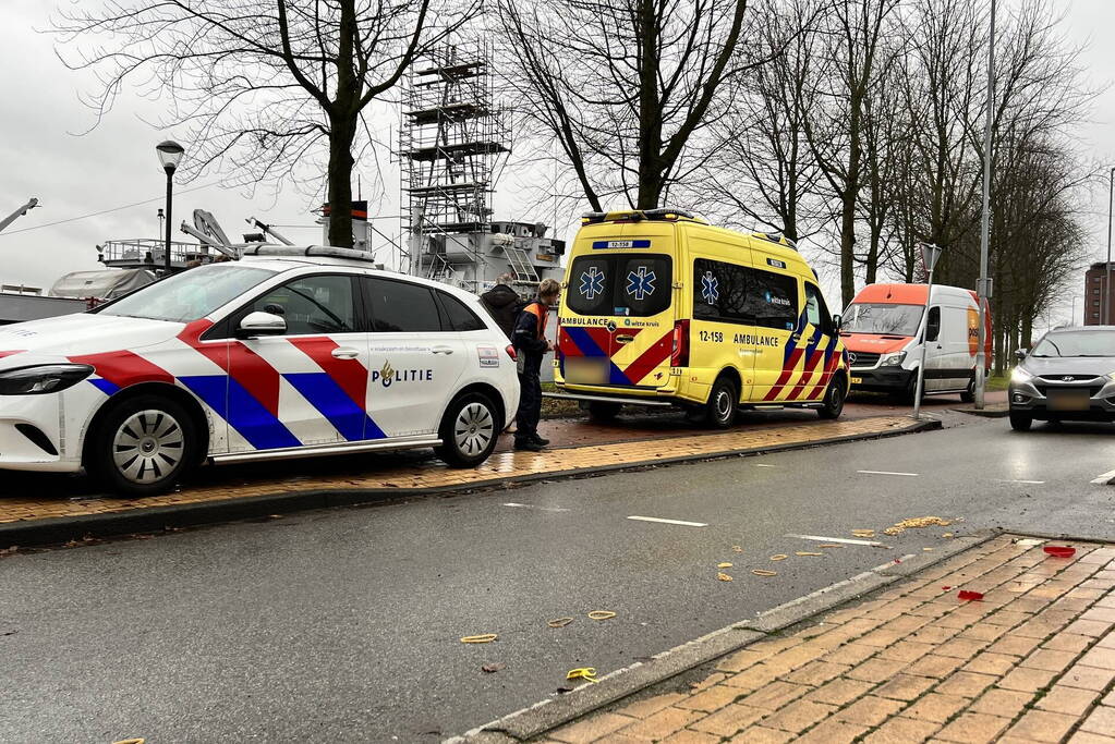 Postbode aangereden door auto