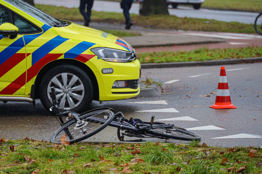 Fietser aangereden op rotonde