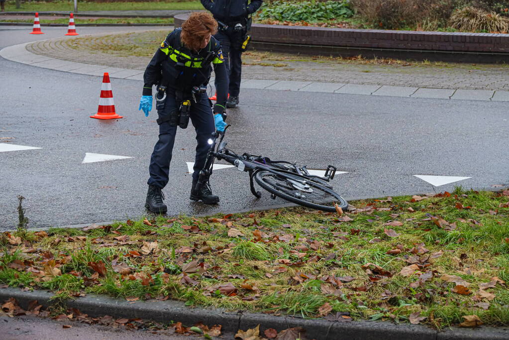 Fietser aangereden op rotonde