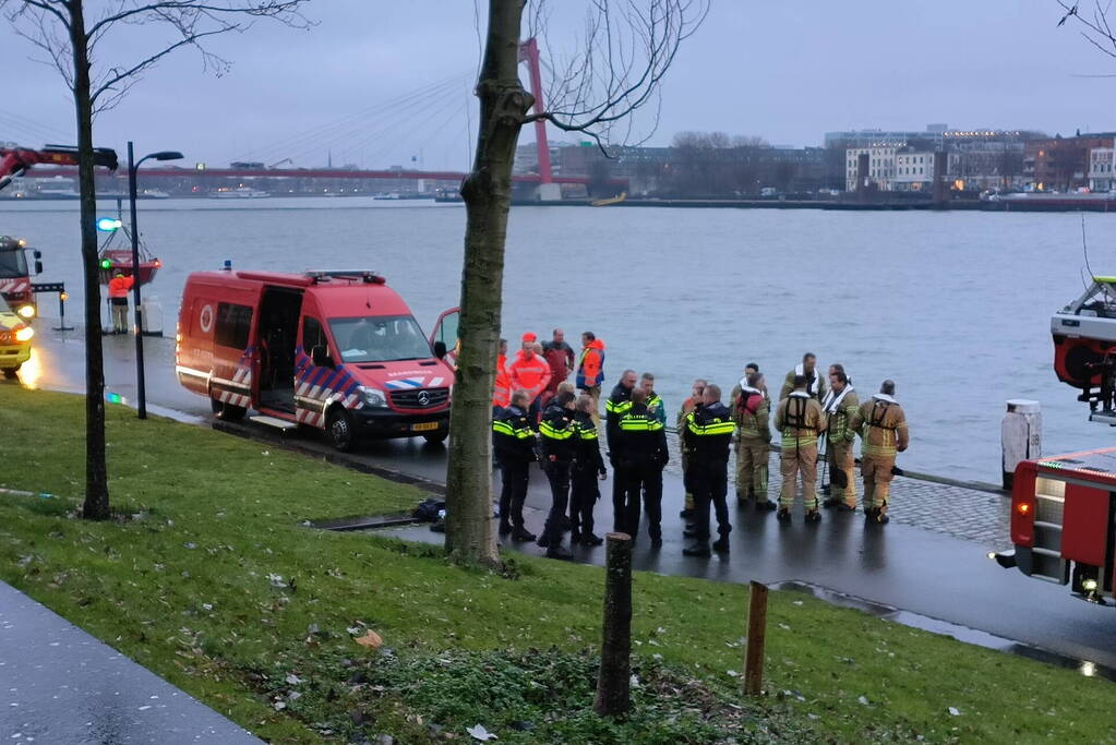 Grote inzet na aantreffen kleding op kade
