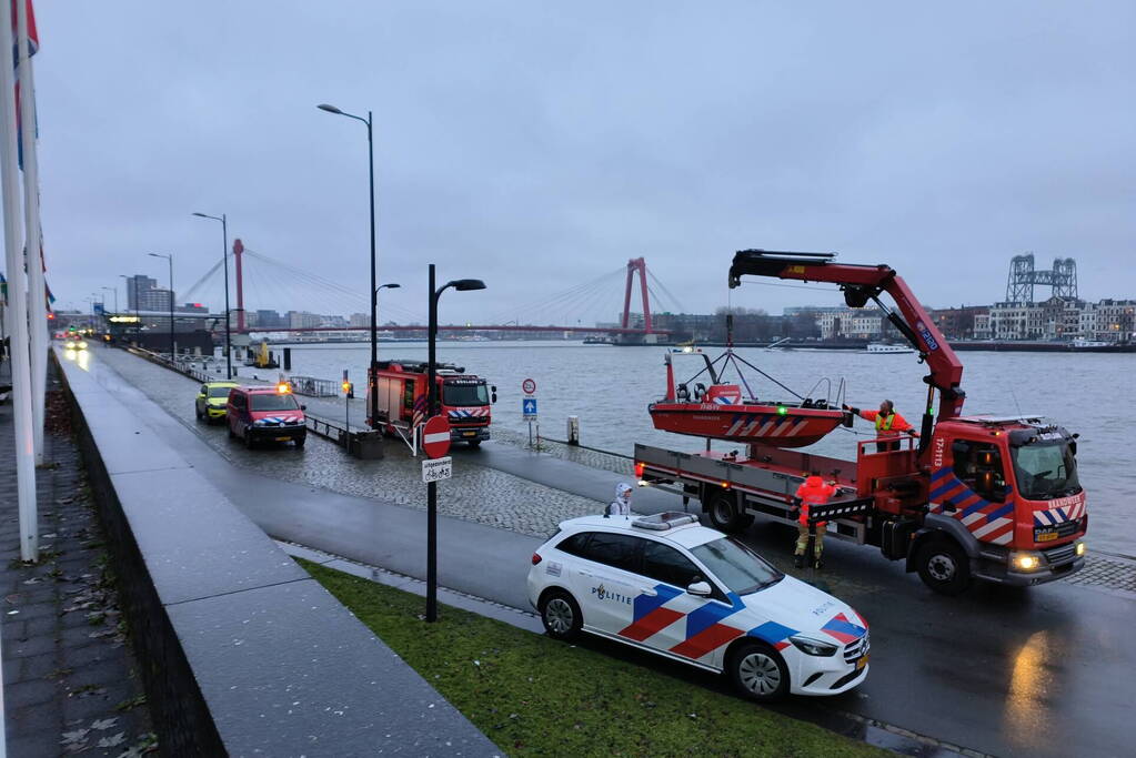 Grote inzet na aantreffen kleding op kade