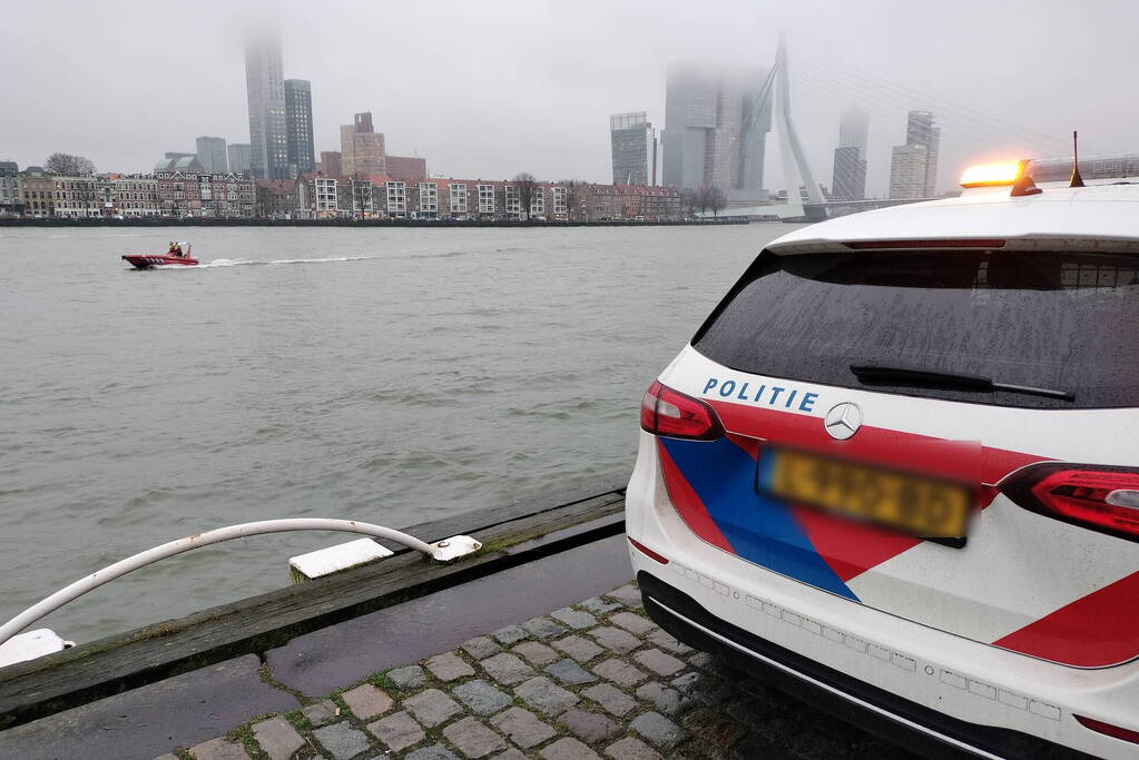 Grote inzet na aantreffen kleding op kade