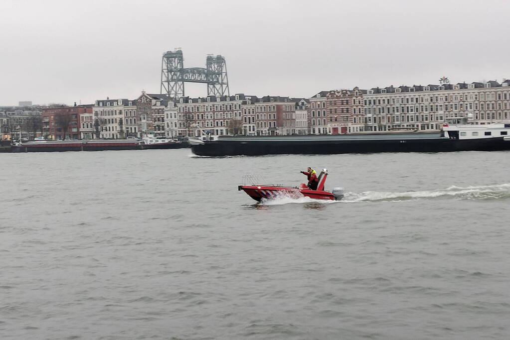 Grote inzet na aantreffen kleding op kade