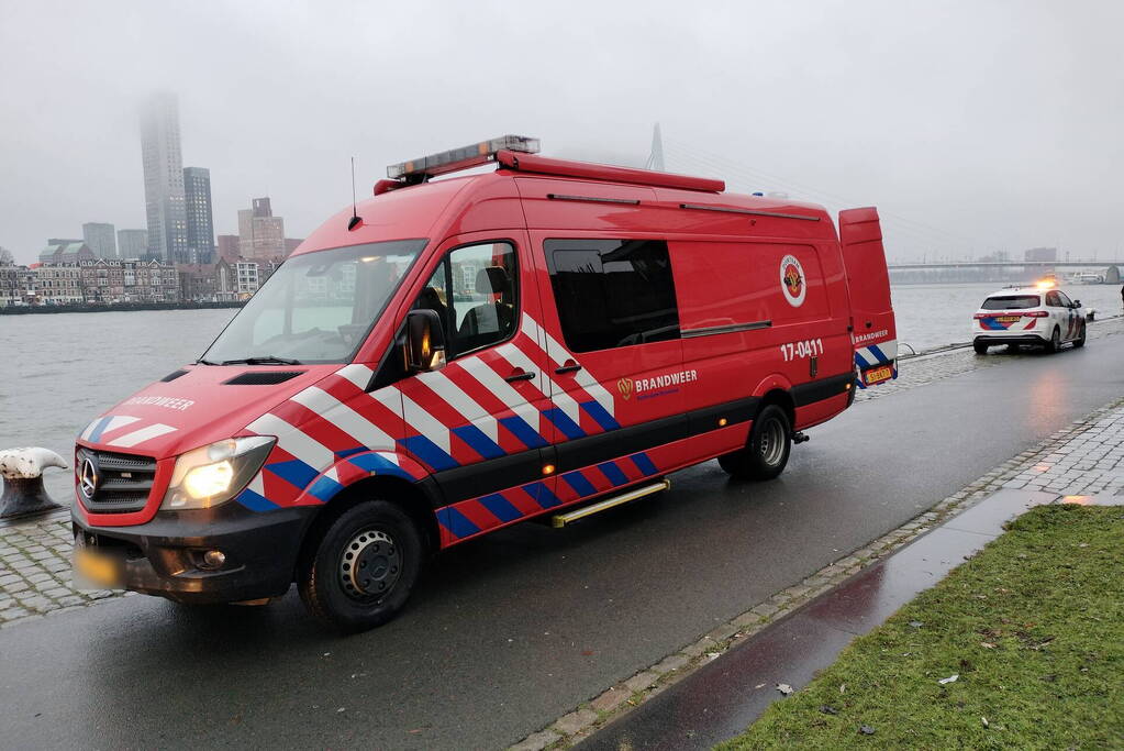 Grote inzet na aantreffen kleding op kade