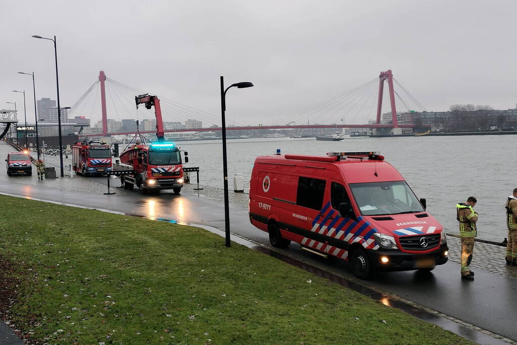 Grote inzet na aantreffen kleding op kade