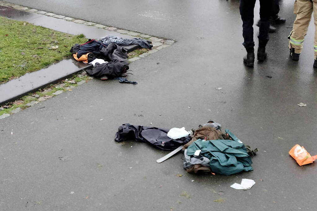 Grote inzet na aantreffen kleding op kade