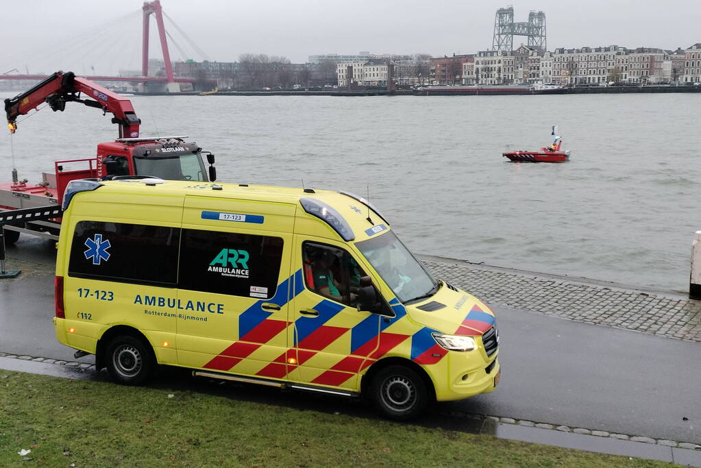 Grote inzet na aantreffen kleding op kade