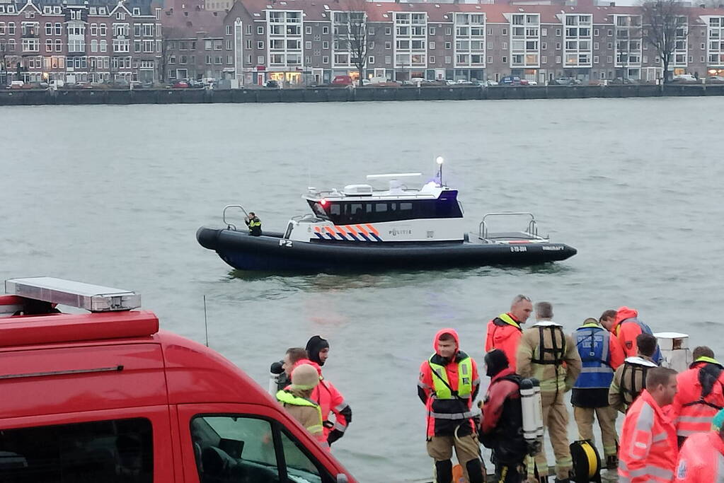 Grote inzet na aantreffen kleding op kade