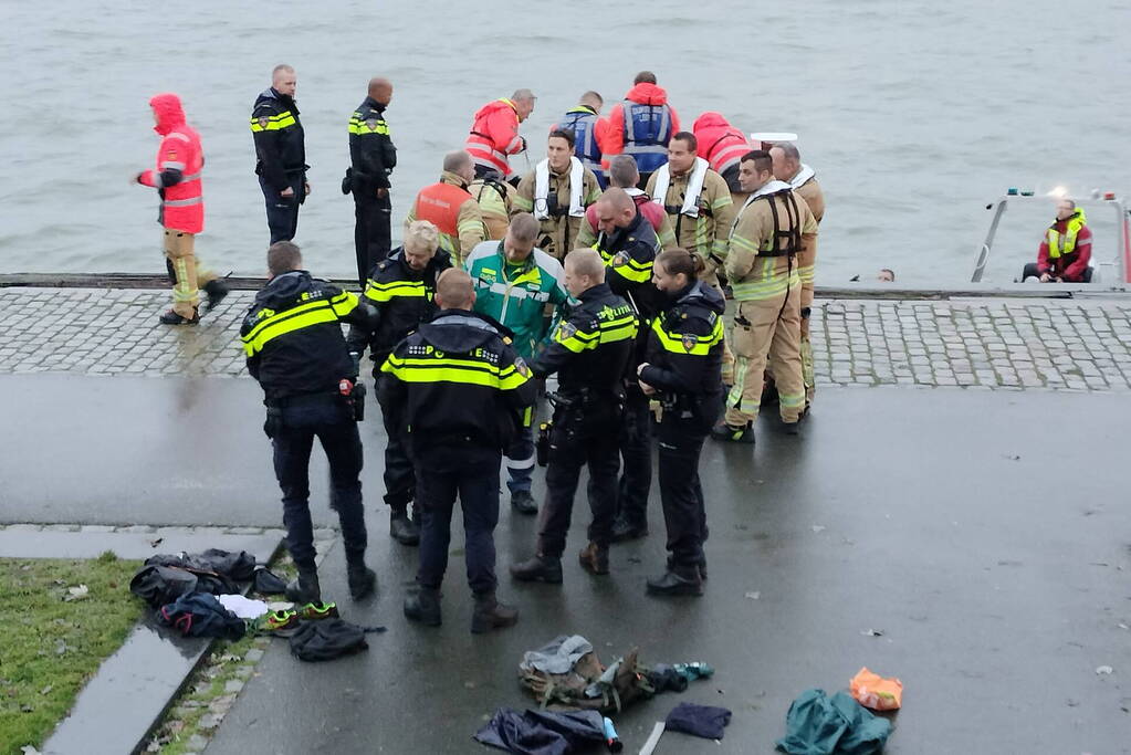 Grote inzet na aantreffen kleding op kade