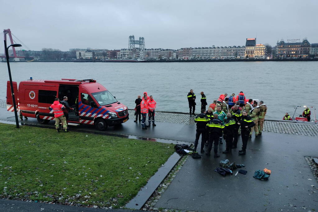 Grote inzet na aantreffen kleding op kade