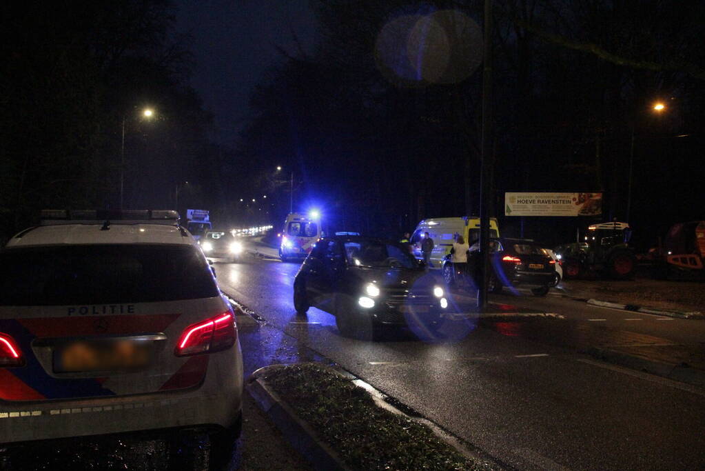 Fietser geschept door personenauto