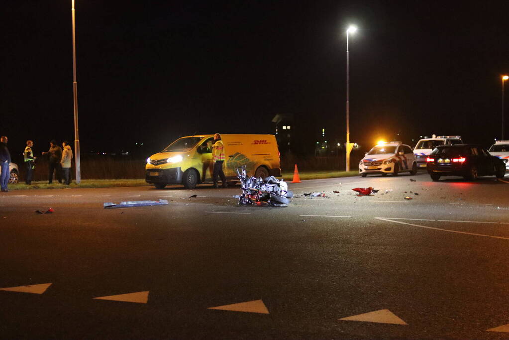 Motorrijder zwaargewond bij botsing met auto