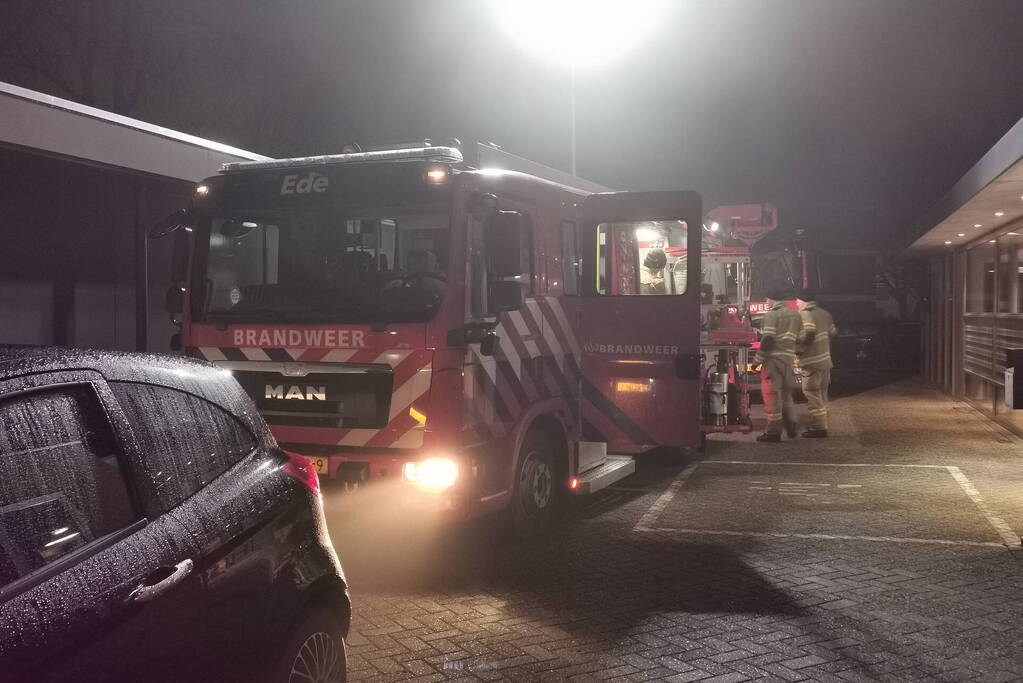 Bewoonster gewond bij woningbrand